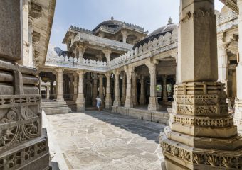 Ranakpur has beautiful Jain tempels and is a Jain pilgrim in Rajasthan in India
