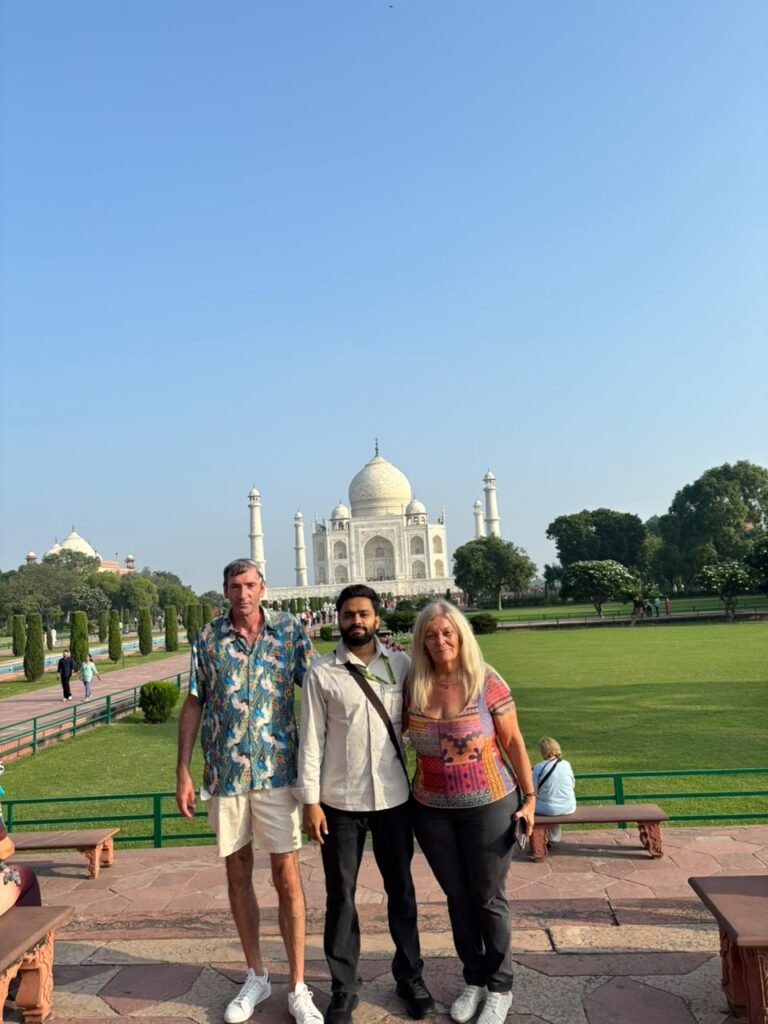 Viajero frente al Taj Mahal al amanecer durante el Tour del Triángulo Dorado con Varanasi