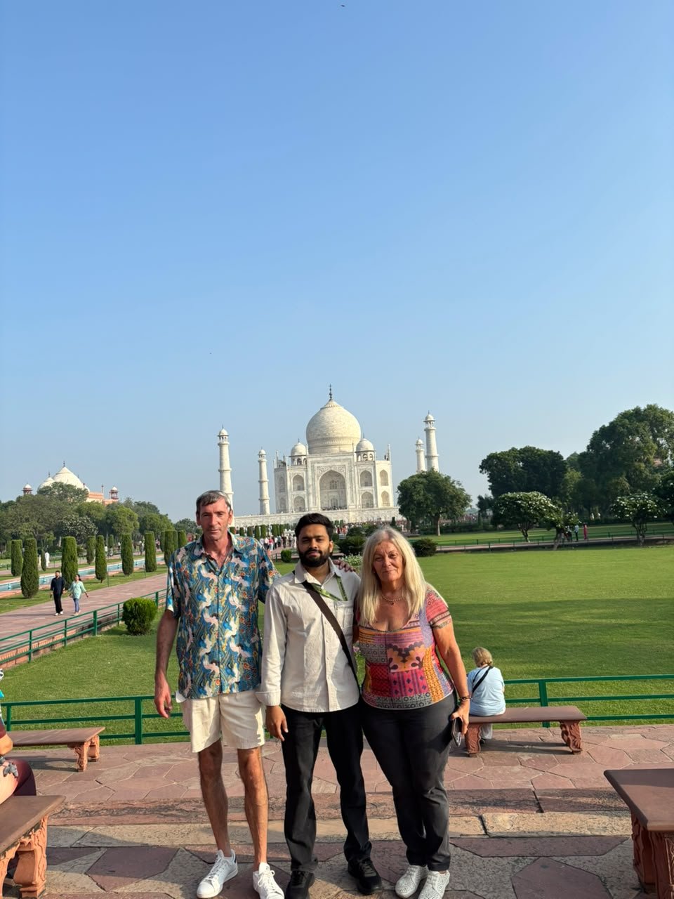 Viajero frente al Taj Mahal al amanecer durante el Tour del Triángulo Dorado con Varanasi