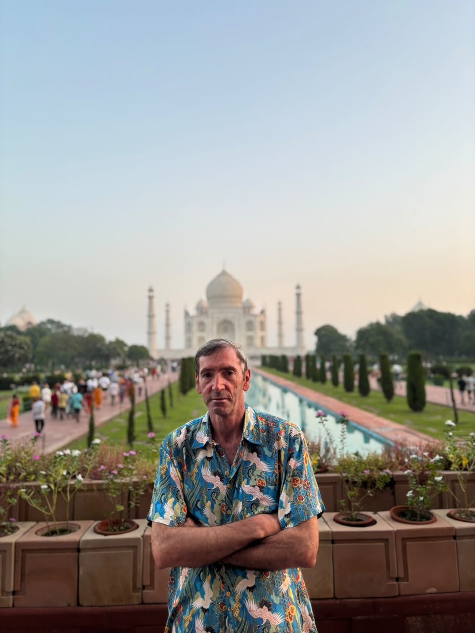 Viajero frente al Taj Mahal con luz suave durante el Tour del Triángulo Dorado con Varanasi desde Delhi