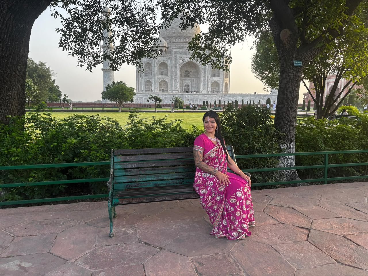 Tour al Taj Mahal en tren Gatimaan Express: visitante disfrutando de una vista panorámica del Taj Mahal en Agra, India.