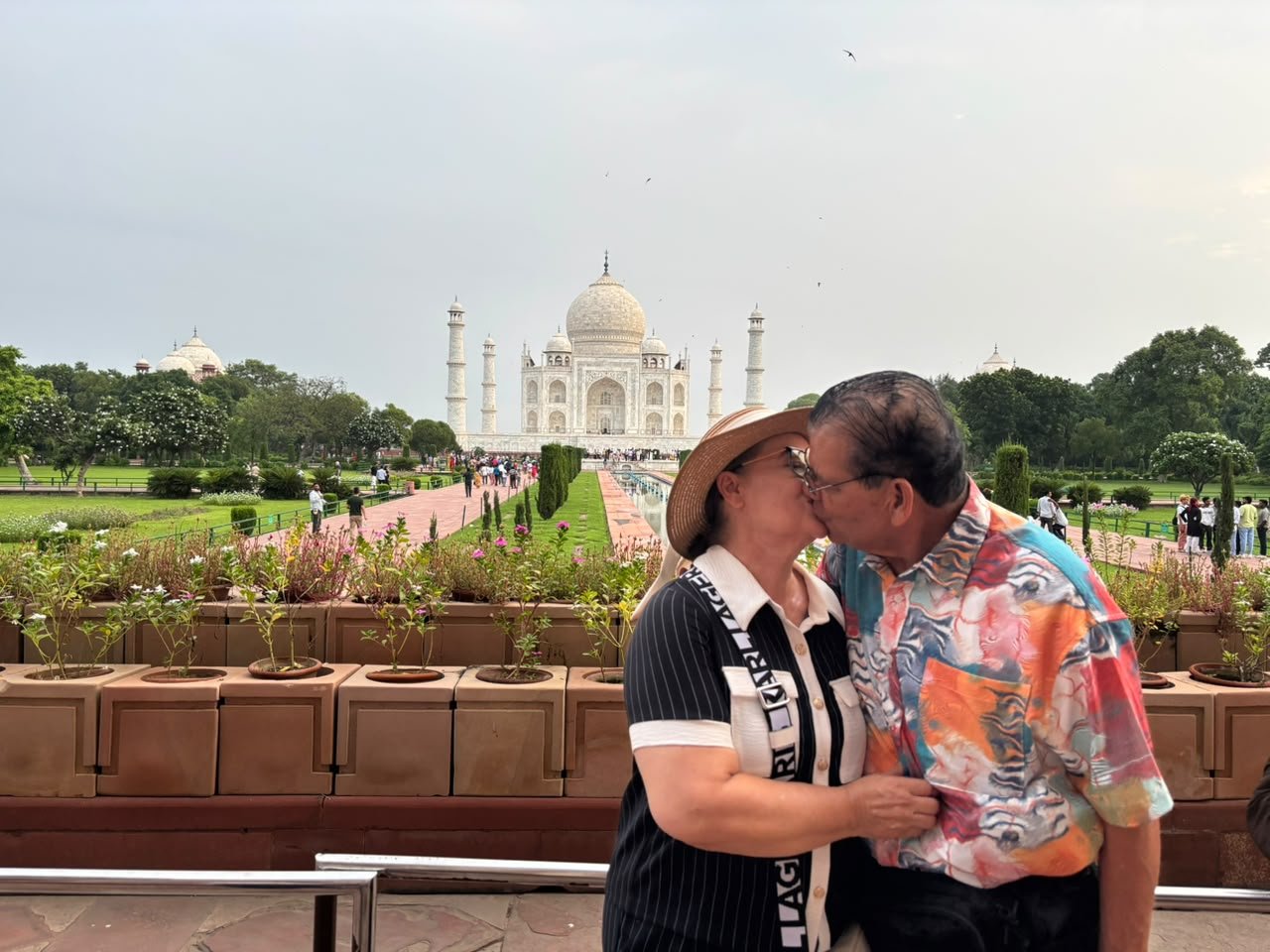 Couple enjoying a romantic visit to the Taj Mahal during the Tour al Taj Mahal en tren Gatimaan Express in Agra, India.